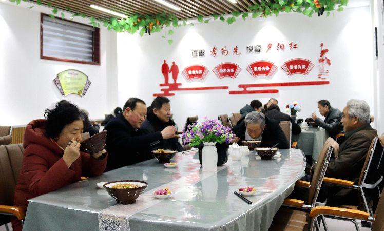 南苑路社區(qū)，老人在“老年餐桌”就餐。  通訊員  耿洋洋  攝  