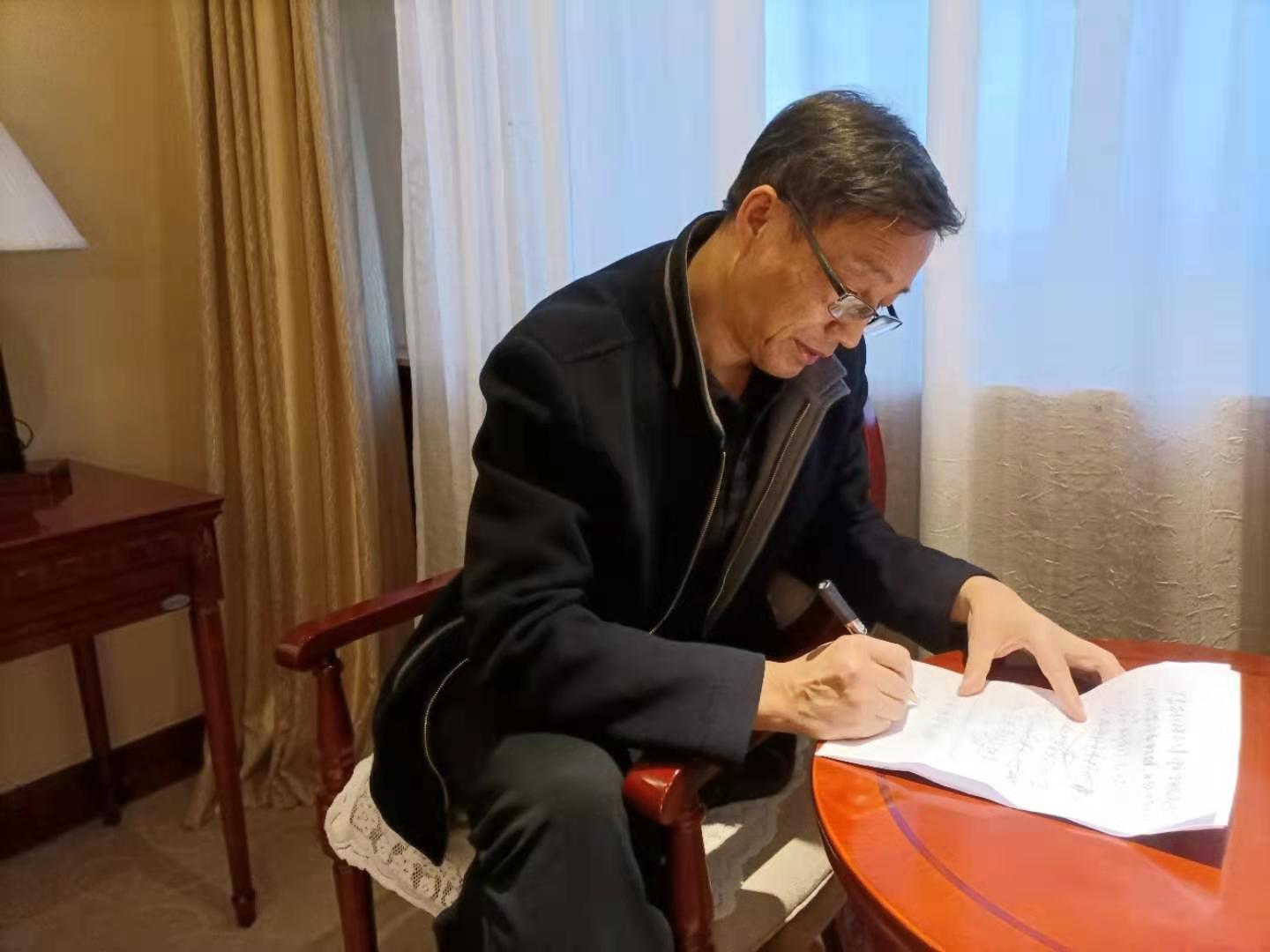 政協委員邢小林在準備提案