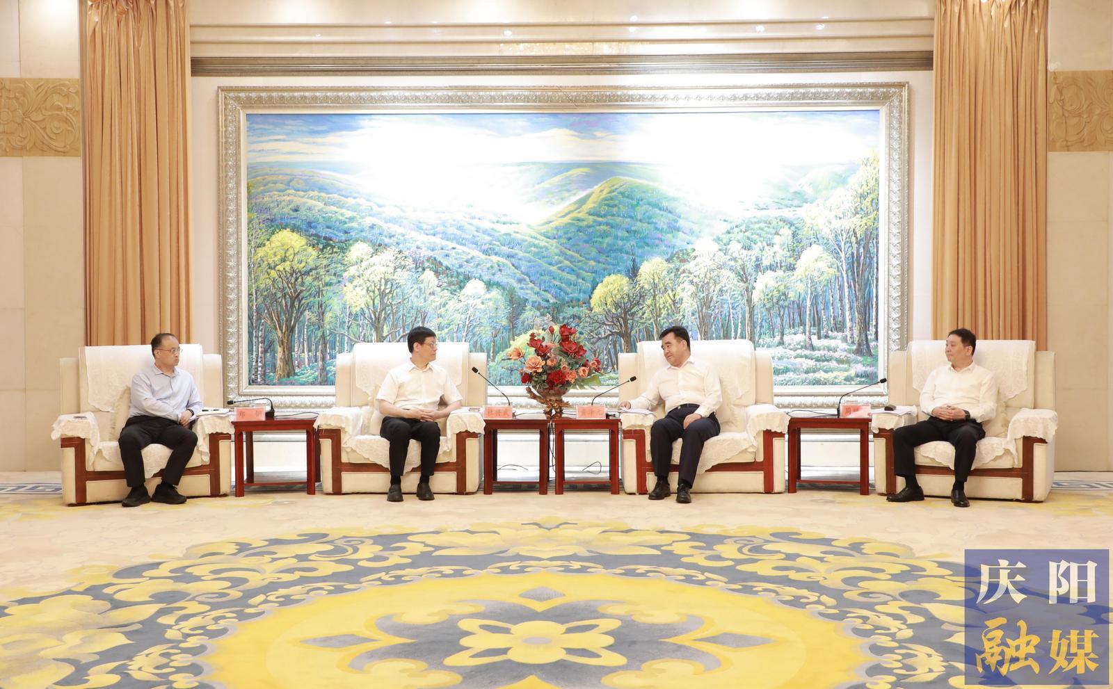 黃澤元與華電煤業(yè)集團(tuán)黨委書記、董事長杜將武一行座談