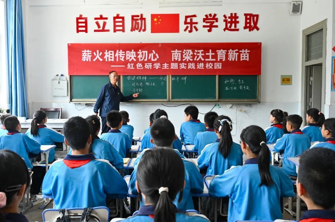 薪火相傳映初心·紅色南梁育新苗——華池縣關(guān)工委關(guān)心下一代主題實踐活動紀實